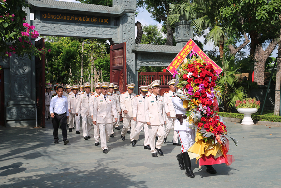 Dâng hoa, dâng hương, báo công dâng Bác nhân kỷ niệm 80 năm Ngày truyền thống lực lượng An ninh nhân dân