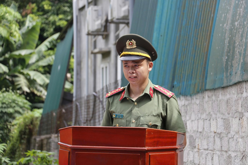 Đại úy Hà Văn Tài phát biểu tại buổi lễ