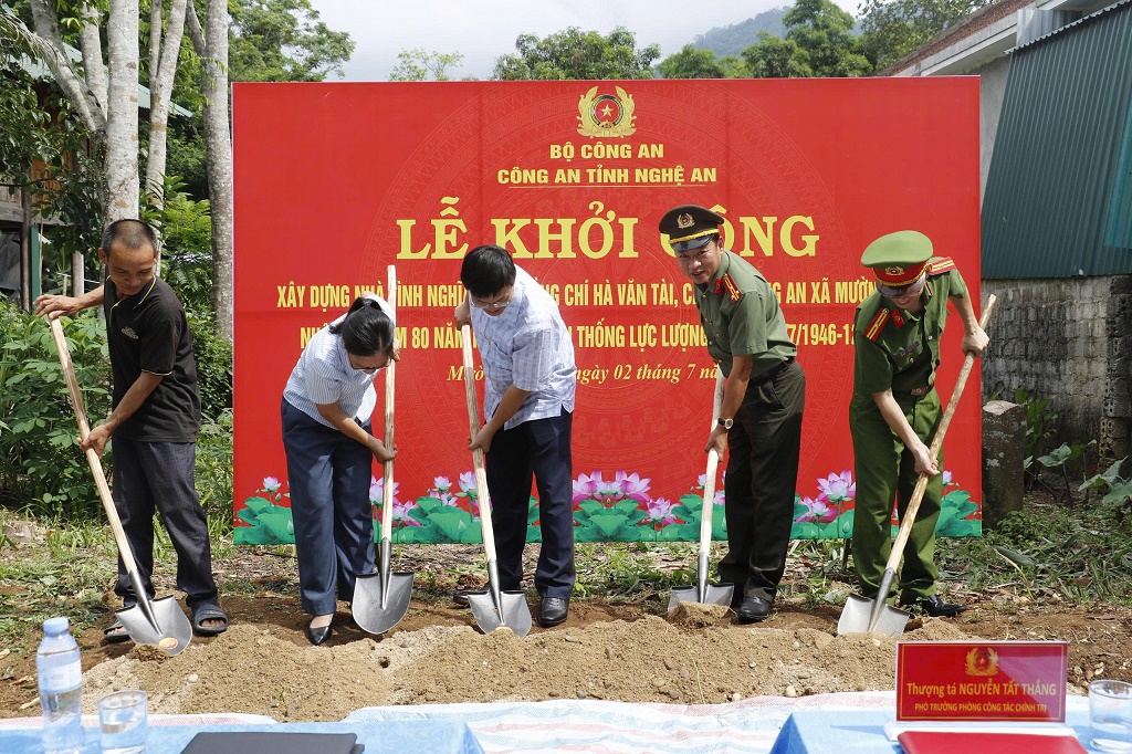 Đại biểu thực hiện nghi thức khởi công xây dựng