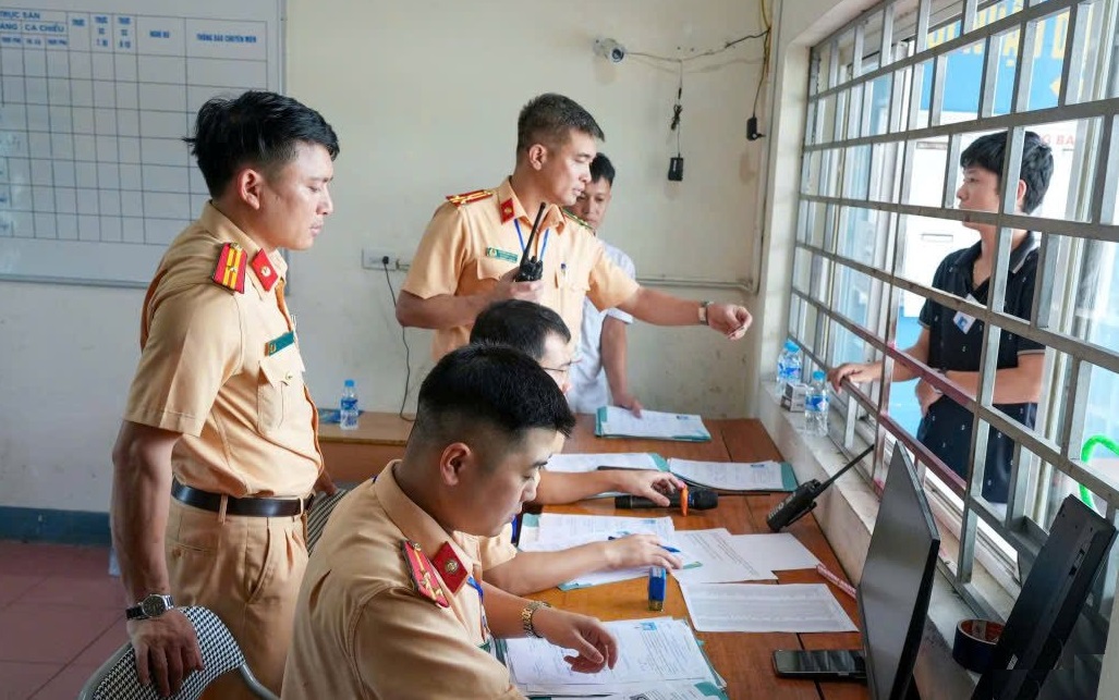 Cán bộ Cục Cảnh sát giao thông (Bộ Công an), lãnh đạo Phòng CSGT Công an tỉnh trực tiếp giám sát tại một kỳ sát hạch lái x