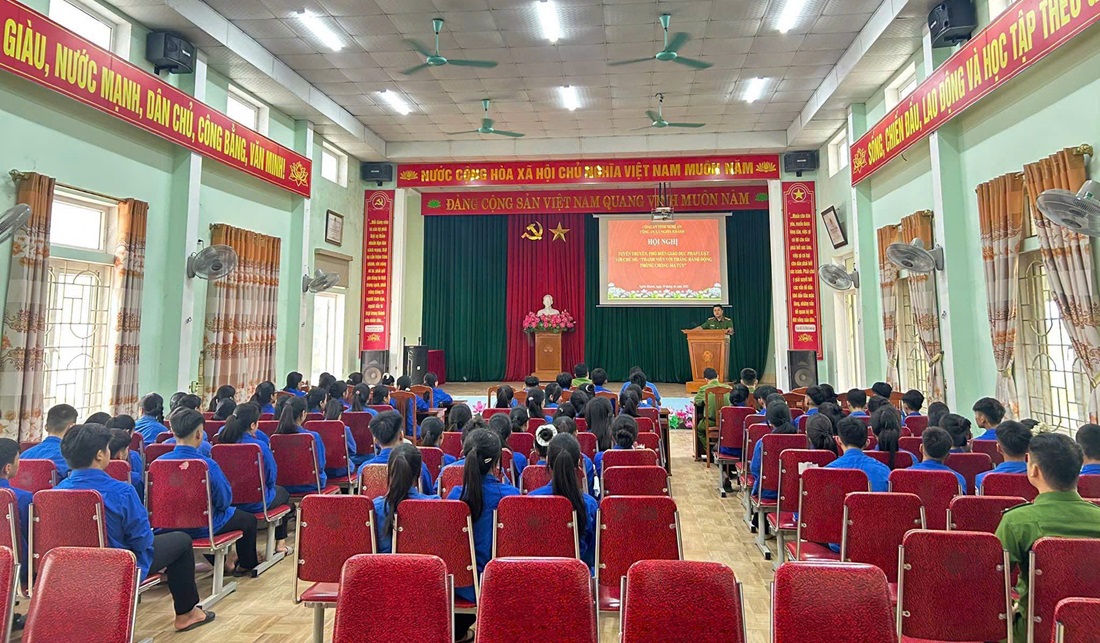 Công an xã Nghĩa Khánh tuyên truyền, phổ biến pháp luật cho đoàn viên, thanh niên