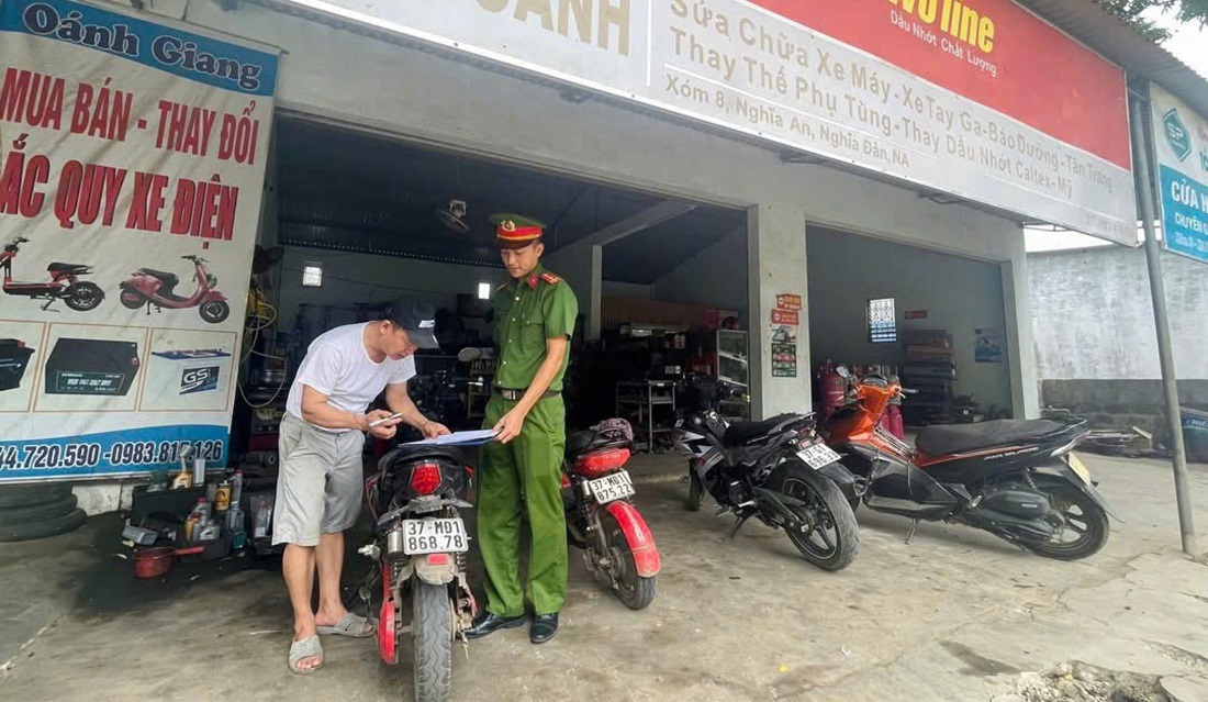 Công an xã Nghĩa Khánh kiểm tra việc chấp hành pháp luật của cơ sở sửa chữa mô tô, xe gắn máy