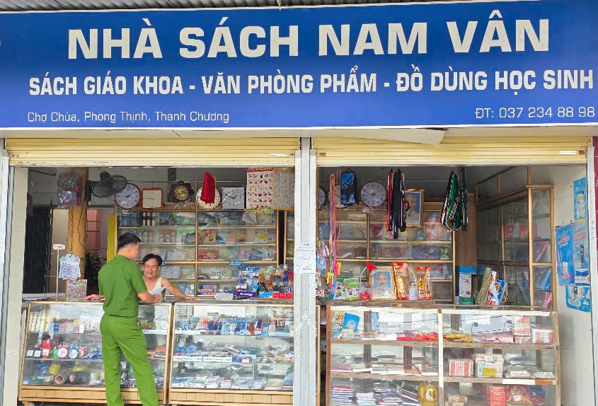 Cán bộ Công an xã trực tiếp tuyên truyền, hướng dẫn quy định của pháp luật về sở hữu trí tuệ