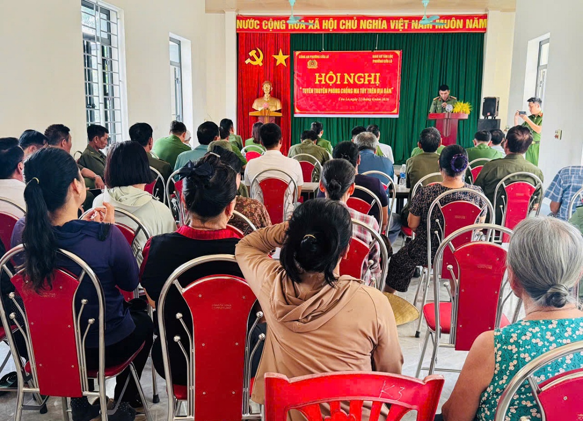 Hội nghị tuyên truyền phòng, chống ma túy trong vùng giáo và tặng quà cho hộ gia đình giáo dân có hoàn cảnh khó khăn