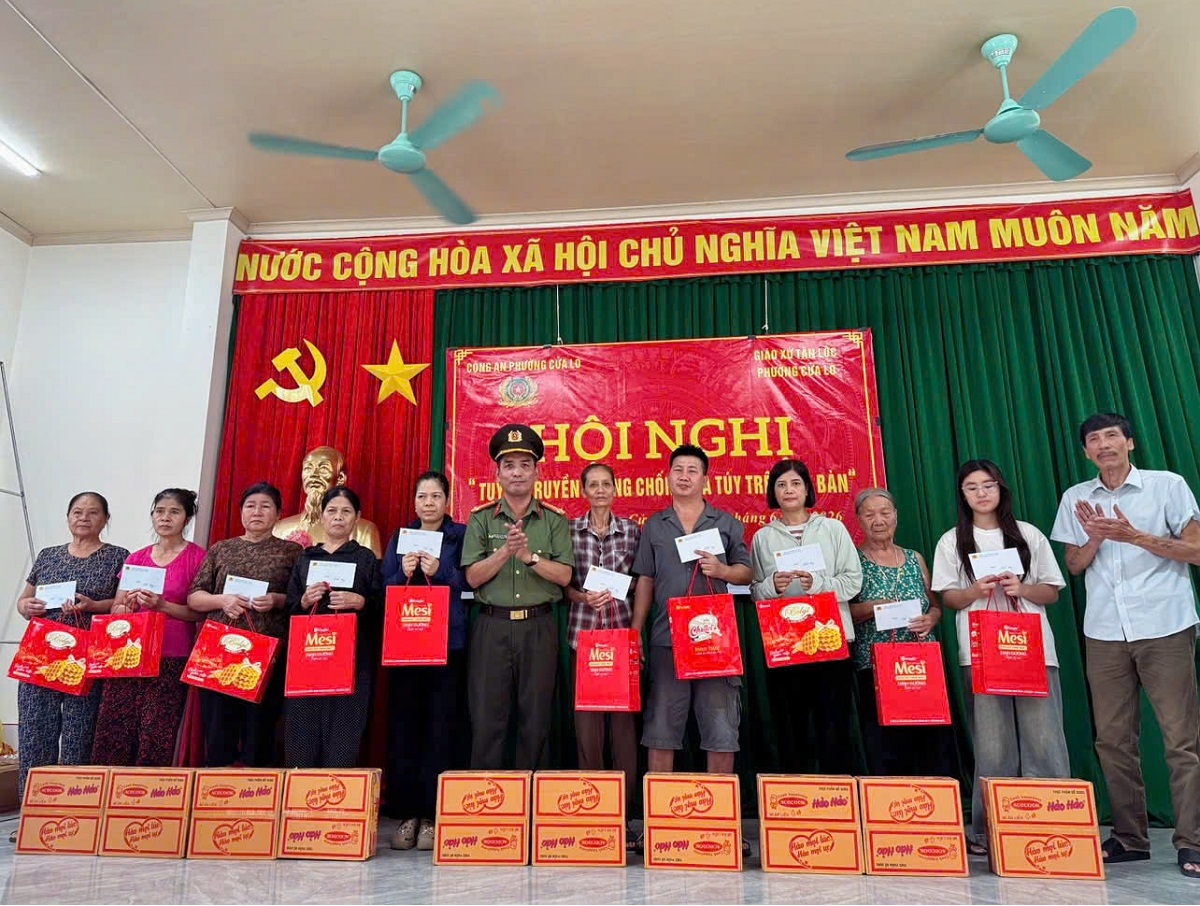 Công an phường Cửa Lò tặng quà gia đình giáo dân có hoàn cảnh khó khăn