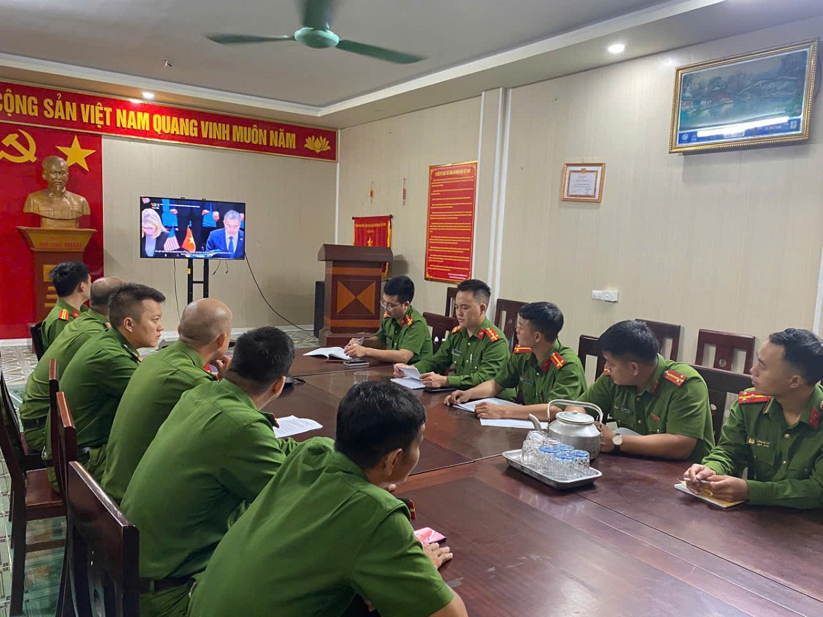 Công an xã Hữu Kiệm theo dõi trực tuyến hội nghị toàn quốc học tập, quán triệt và triển khai thực hiện nghị quyết số 10-NQ/TW của Bộ Chính trị