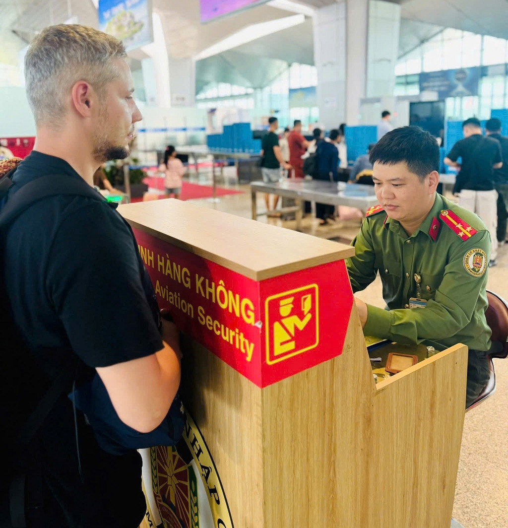 Lực lượng An ninh hàng không thuộc Phòng Quản lý xuất nhập cảnh hướng dẫn hành khách