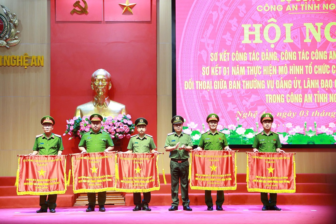 Trao Cờ thi đua Chính phủ tặng 05 tập thể