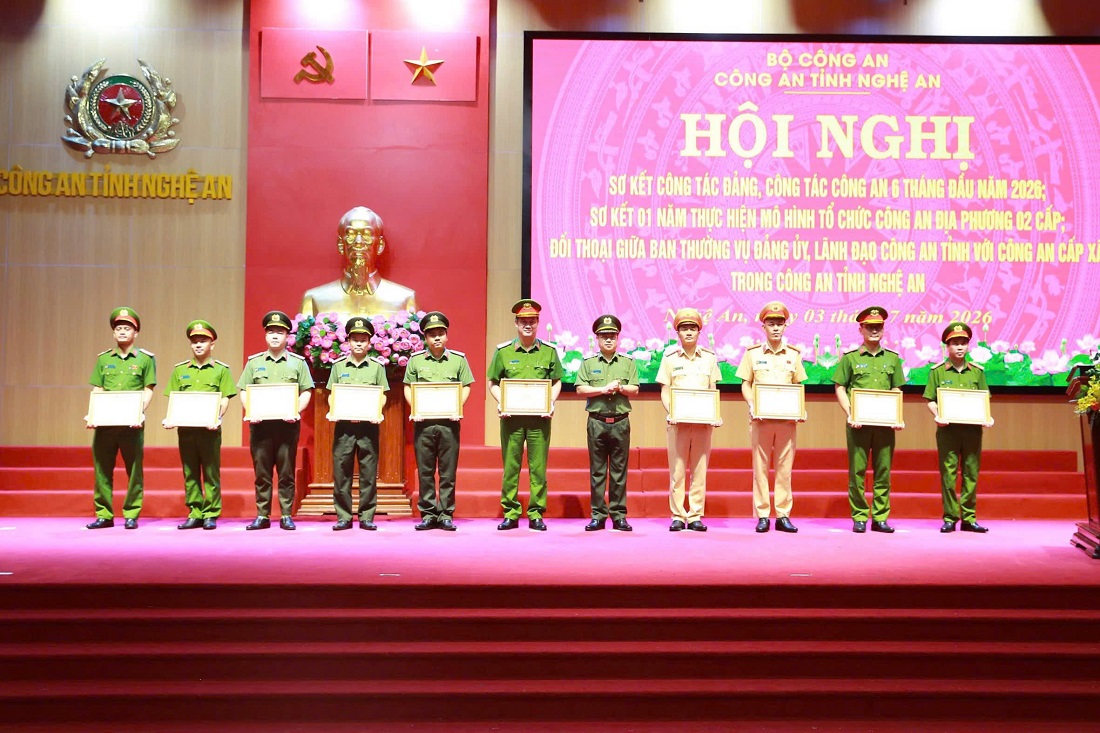 Trao Bằng khen Bộ Công an tặng 10 cá nhân có thành tích xuất sắc