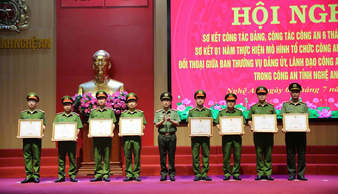 Trao Bằng khen của UBND tỉnh tặng tập thể và cá nhân