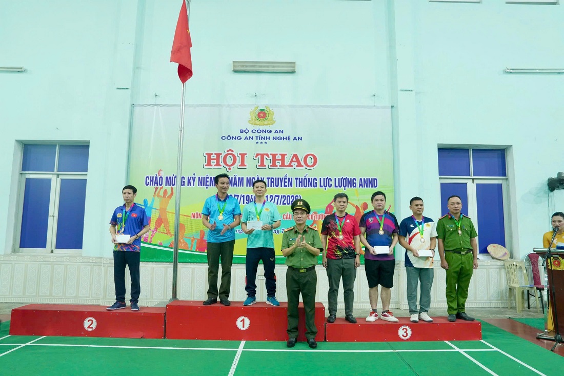 Đồng chí Đại tá Phạm Hữu Trường, Phó Giám đốc Công an tỉnh trao giải cho các vận động viên có thành tích xuất sắc