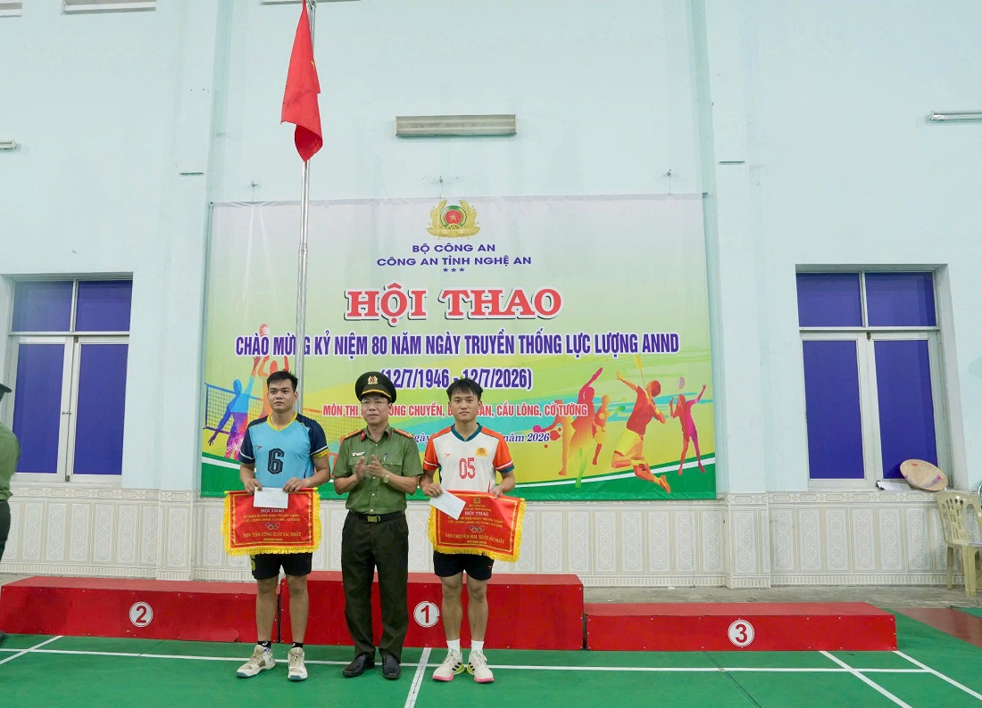 Đại diện Lãnh đạo một số phòng Công an tỉnh trao giải cho các vận động viên có thành tích xuất sắc