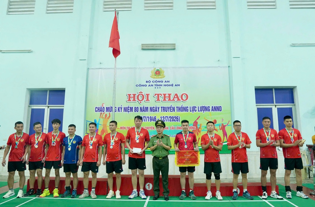 Đồng chí Đại tá Phạm Hữu Trường, Phó Giám đốc Công an tỉnh trao giải Nhất, Nhì môn bóng chuyền nam cho các đội