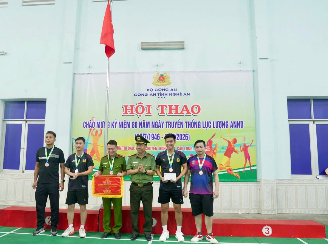 Đồng chí Đại tá Nguyễn Trọng Khanh, Trưởng phòng Công tác chính trị trao giải Ba môn bóng chuyền nam cho các đội
