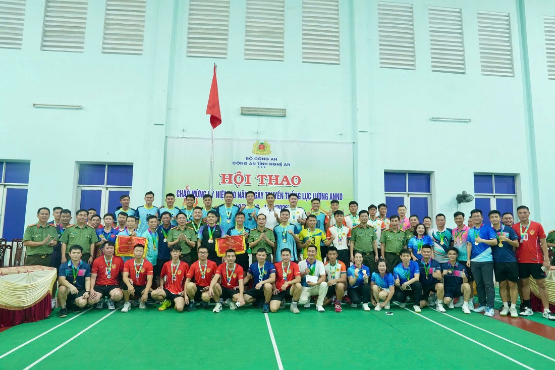 Đại biểu chụp ảnh lưu niệm cùng các vận động viên