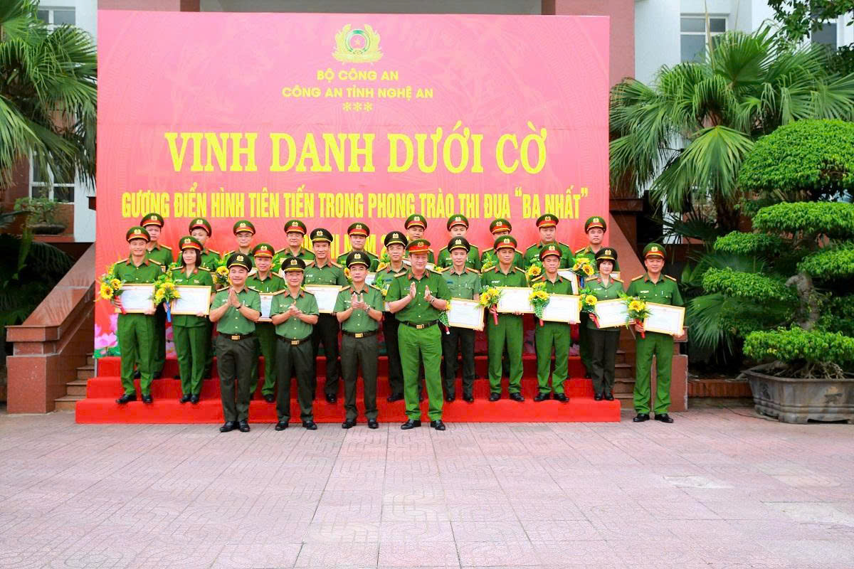 Vinh danh dưới Cờ gương điển hình tiên tiến trong phong trào thi đua 