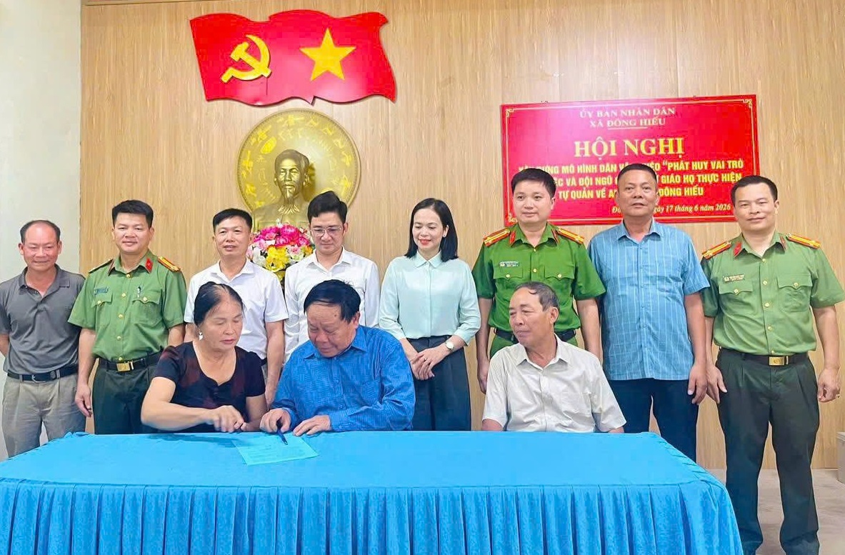 Ký cam kết thực hiện mô hình