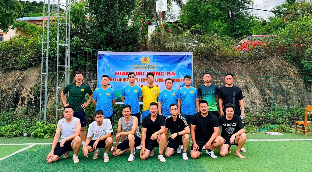 Công an xã giao lưu bóng đá kỷ niệm 80 năm Ngày truyền thống lực lượng An ninh nhân dân