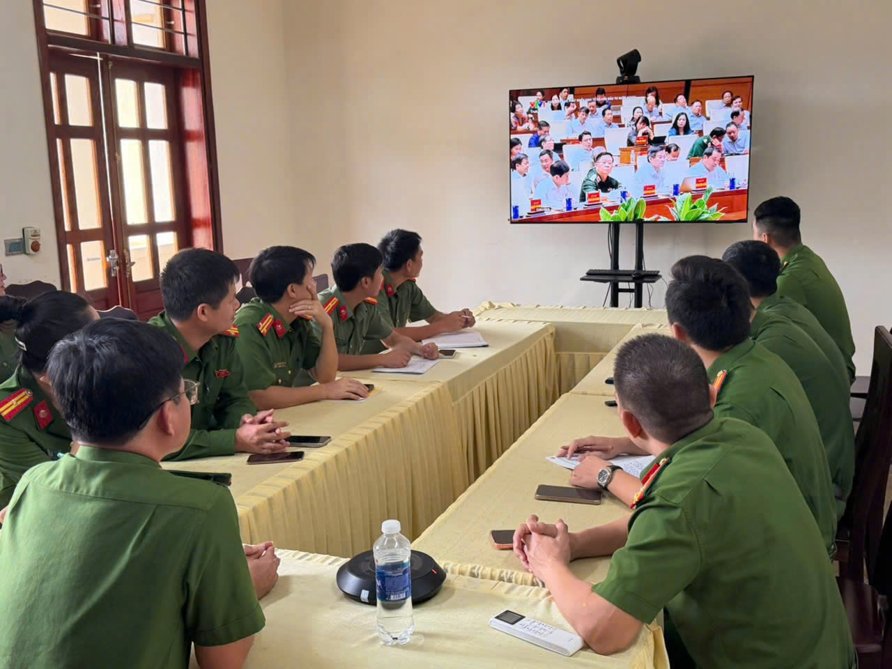 Công an xã Đại Huệ tham gia hội nghị học tập, quán triệt Nghị quyết số 10 của Bộ Chính trị