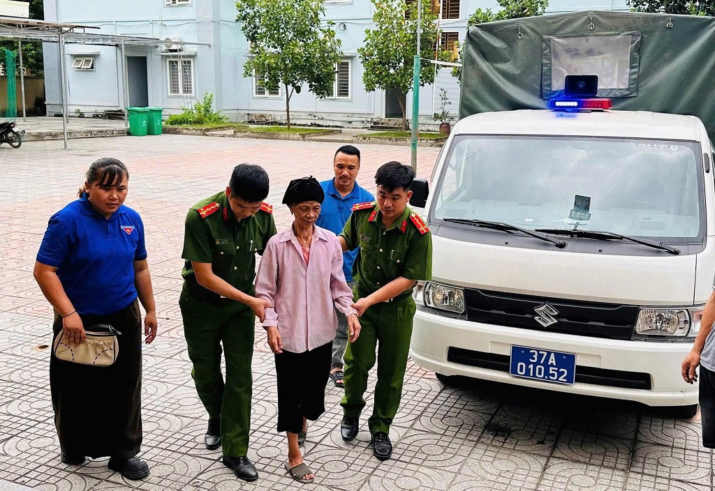 Công an xã Tương Dương hỗ trợ thân nhân liệt sĩ thu nhận mẫu sinh phẩm ADN