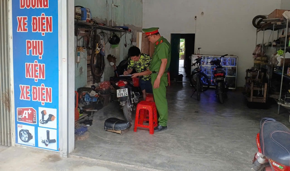 Công an xã Nghĩa Đàn tuyên truyền, phổ biến pháp luật tại cơ sở sửa chữa mô tô, xe gắn máy