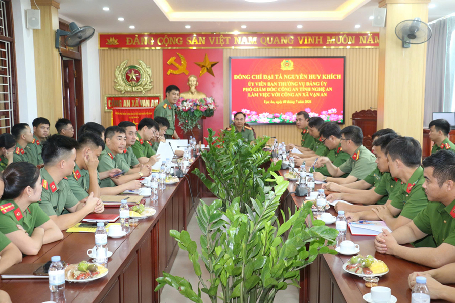 Đồng chí Đại tá Nguyễn Huy Khích, Phó Giám đốc Công an tỉnh làm việc với Công an xã Vạn An.