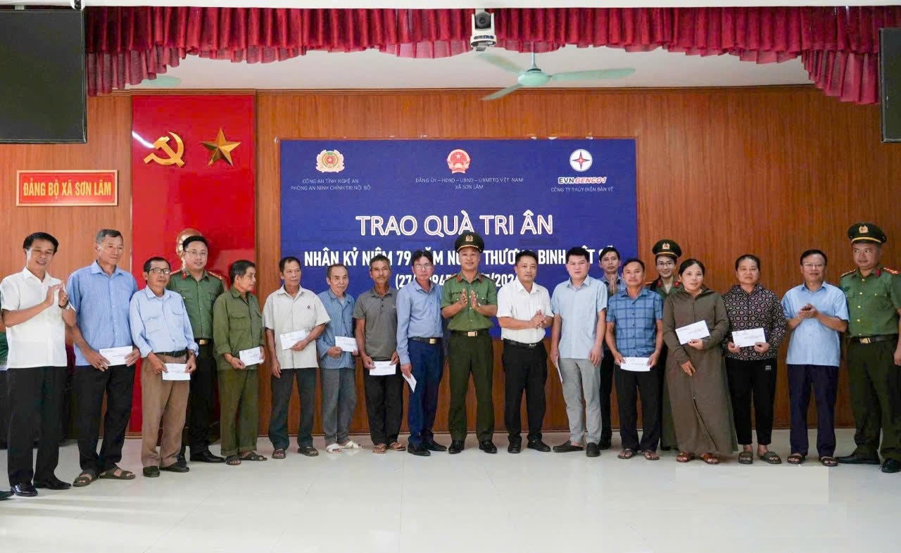 Phòng An ninh Chính trị nội bộ Công an tỉnh và Công ty Thủy điện Bản Vẽ tặng quà gia đình chính sách tại xã Sơn Lâm