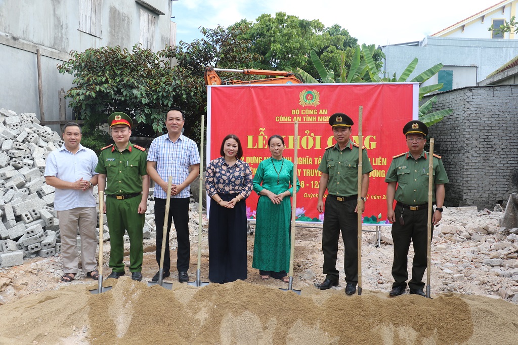 Đại biểu thực hiện nghi thức khởi công xây nhà