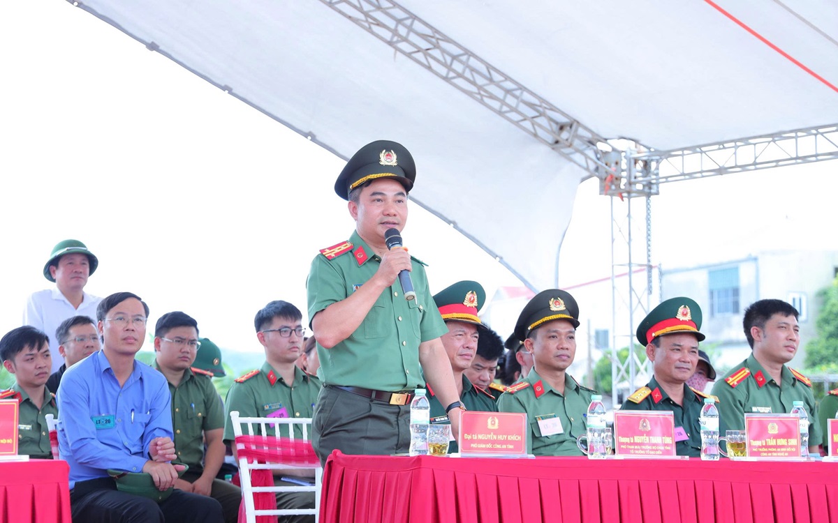 Đồng chí Đại tá Nguyễn Huy Khích - Phó Giám đốc Công an tỉnh phát biểu tại buổi diễn tập