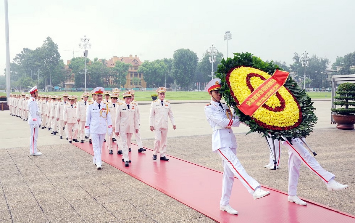 Đoàn đại biểu Bộ Công an vào Lăng viếng Chủ tịch Hồ Chí Minh nhân kỷ niệm 80 năm Ngày truyền thống lực lượng An ninh Nhân dân (12/7/1946-12/7/2026)