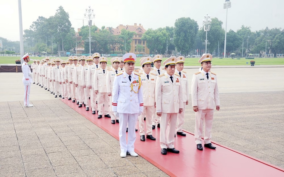 Đoàn đại biểu bày tỏ lòng thành kính, biết ơn vô hạn trước những công lao to lớn của Chủ tịch Hồ Chí Minh.