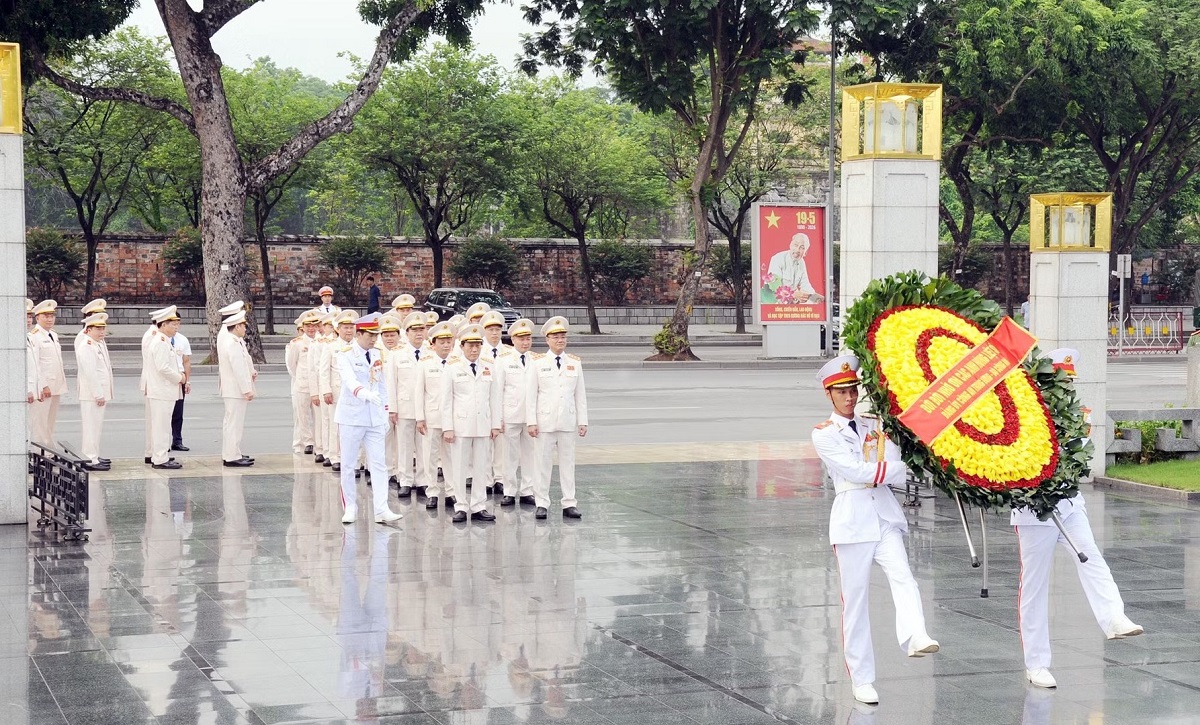 Đoàn đại biểu đặt vòng hoa, dâng hương tưởng niệm các Anh hùng Liệt sĩ tại Đài Tưởng niệm các Anh hùng Liệt sĩ trên đường Bắc Sơn.