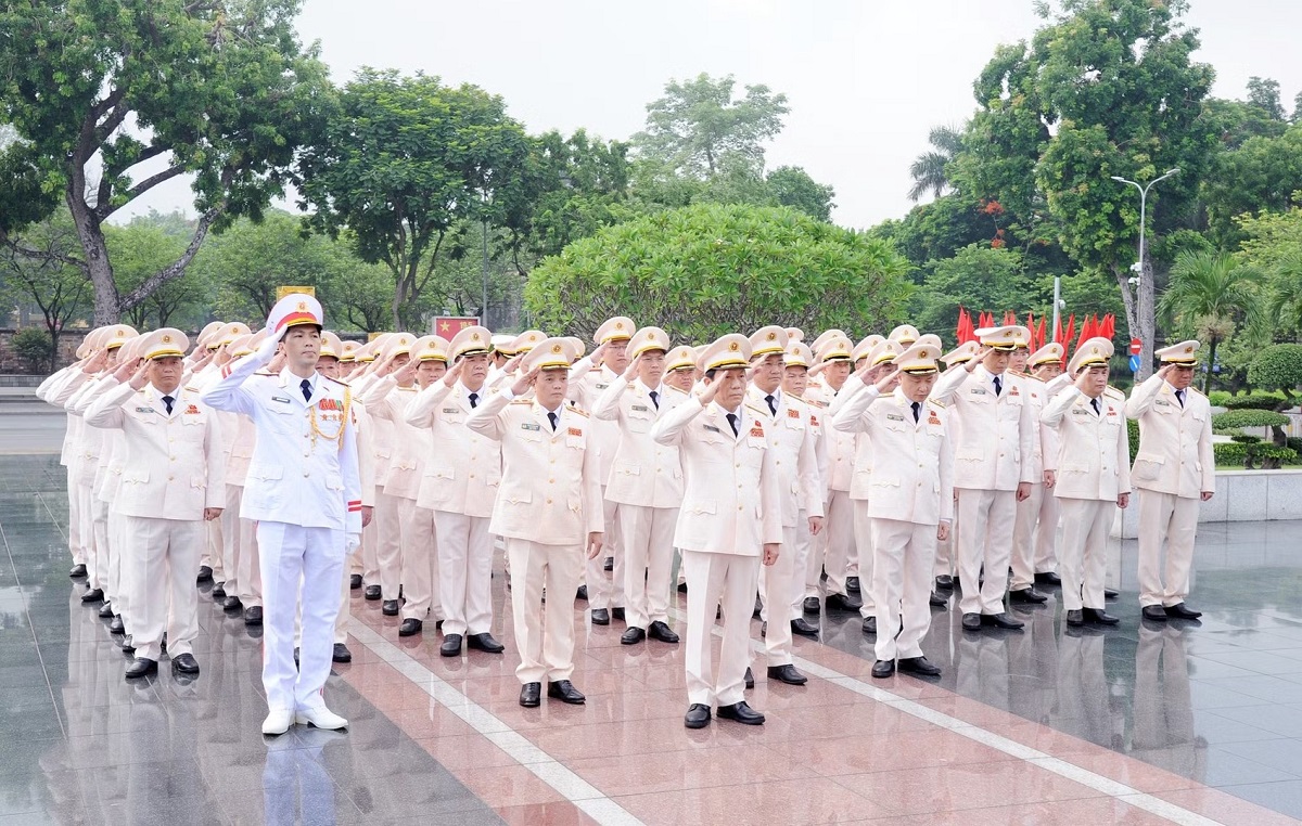 Đoàn đại biểu tưởng nhớ các Anh hùng Liệt sĩ tại Đài Tưởng niệm các Anh hùng Liệt sĩ trên đường Bắc Sơn.