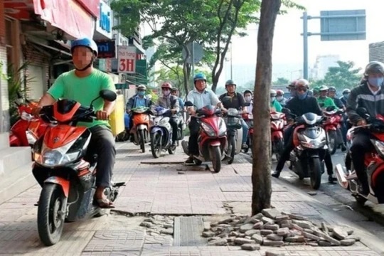 Đi xe máy leo vỉa hè bị phạt bao nhiêu tiền?