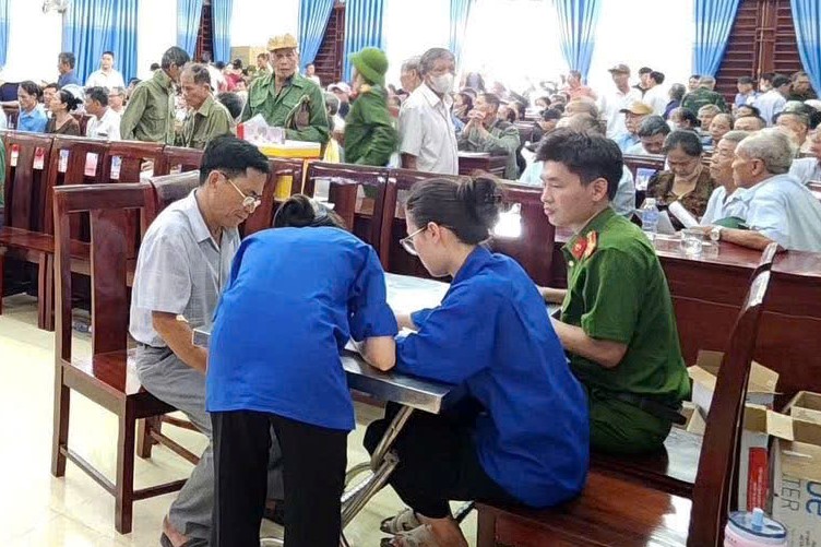 Công an xã Nam Đàn hỗ trợ thân nhân liệt sĩ thu nhận mẫu sinh phẩm ADN