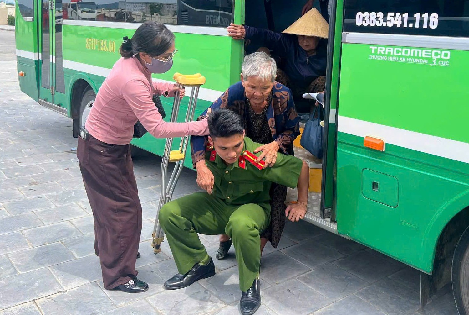 Công an xã Nghĩa Đồng hỗ trợ thân nhân liệt sĩ thu nhận mẫu sinh phẩm ADN