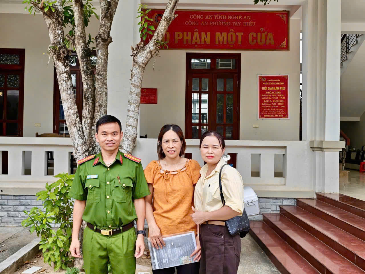 Công an phường Tây Hiếu hỗ trợ người dân nhận lại 900 triệu đồng do chuyển nhầm tài khoản