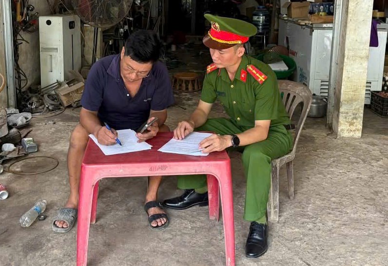 Công an xã Tam Thái tổ chức ký cam kết chấp hành pháp luật đối với cơ sở sửa chữa xe máy