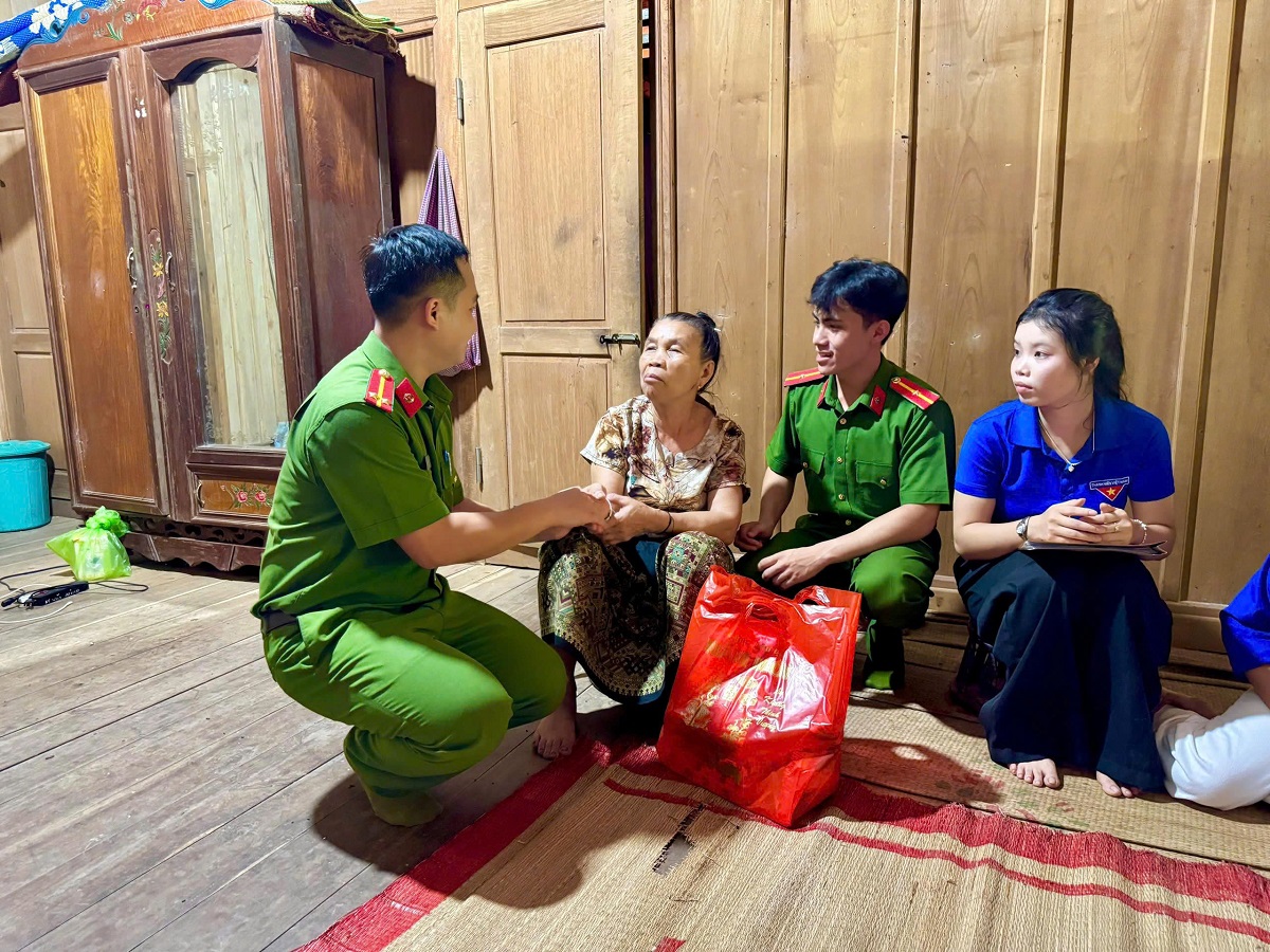 Công an xã Nhôn Mai tặng quà thương bệnh binh, thân nhân liệt sỹ, người có công với cách mạng