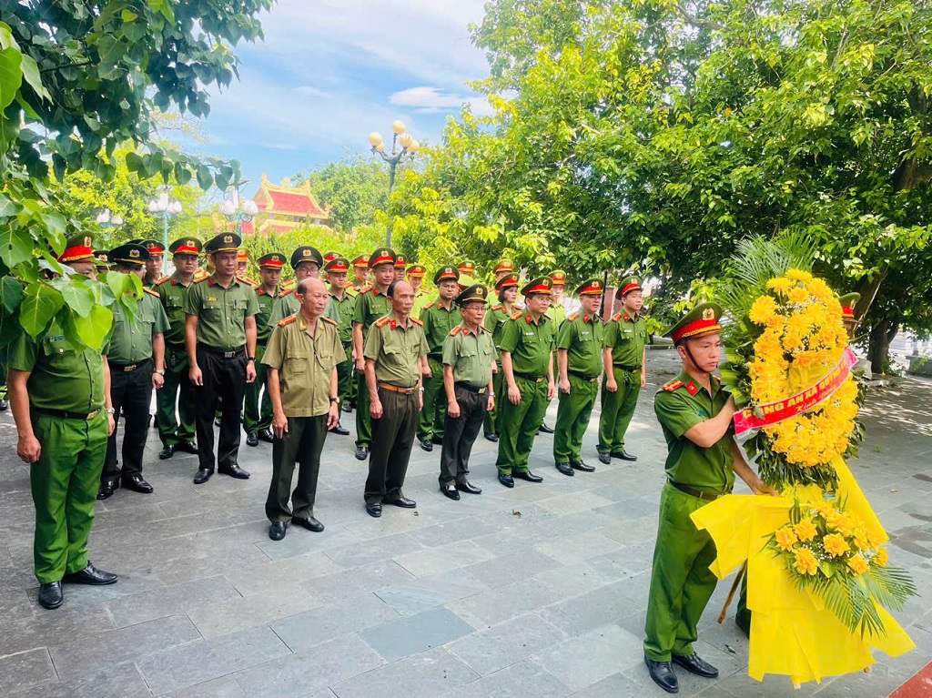 Dâng hương, dâng hoa tại Nghĩa trang Quỳnh Lưu – Hoàng Mai