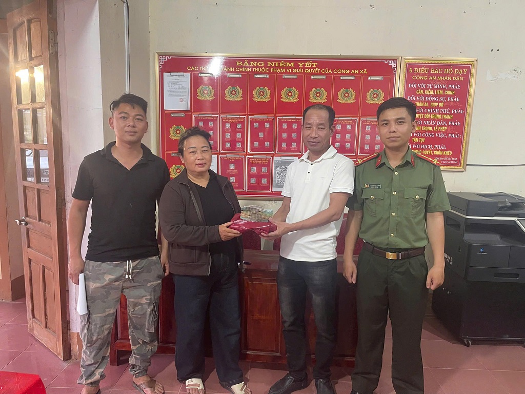 Công an xã Kim Bảng hỗ trợ người dân nhận lại hơn 600 triệu đồng chuyển khoản nhầm