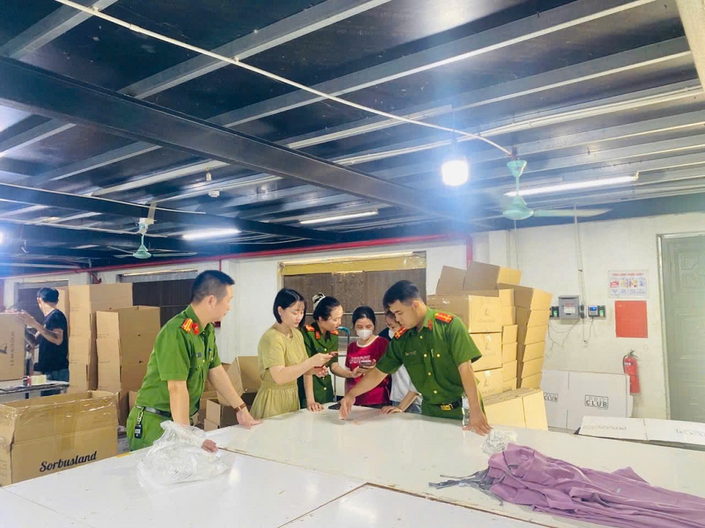 Tranh thủ ngày nghỉ hướng dẫn công nhân Công ty TNHH May mặc JK sử dụng tiện ích VneID