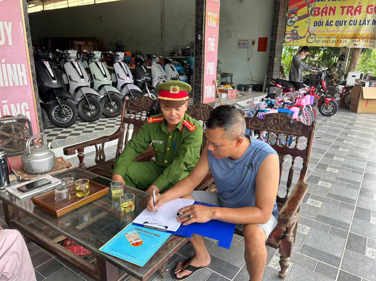 Công an xã Tiên Đồng kiểm tra việc chấp hành pháp luật của cơ sở sửa chữa mô tô, xe gắn máy