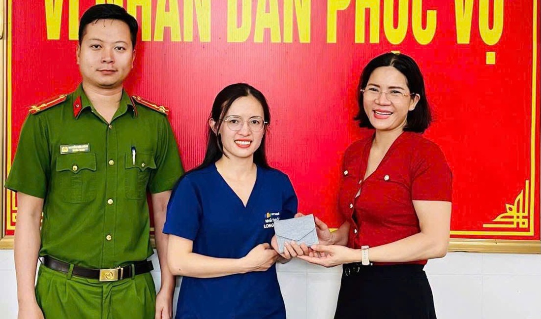 Công an xã Đông Lộc trao trả tài sản cho người đánh rơi