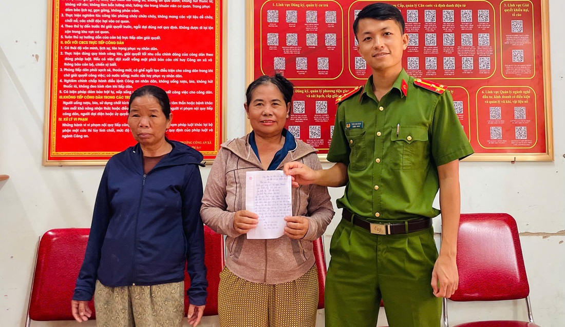 Công an xã Nghĩa Khánh tìm kiếm, bàn giao tài sản cho người dân