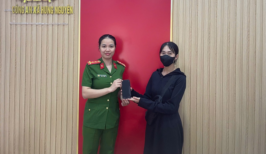 Công an xã Hưng Nguyên hỗ trợ người dân tìm lại tài sản