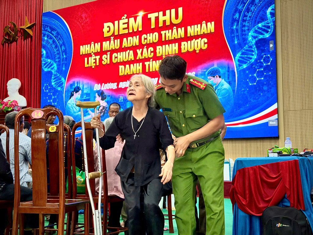 Hỗ trợ thân nhân liệt sĩ thu nhận mẫu sinh phẩm ADN