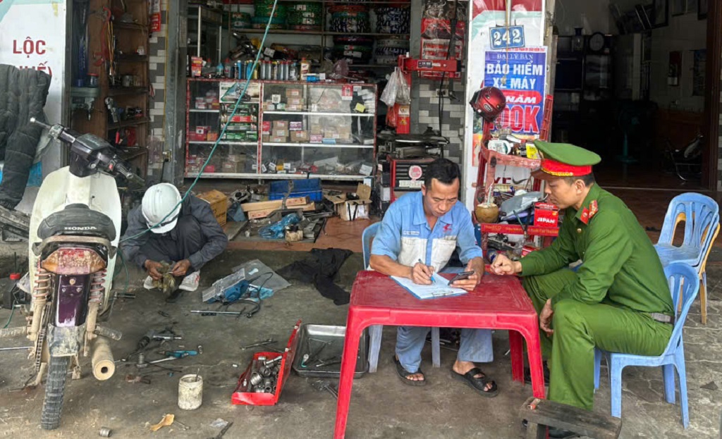 Chủ cơ sở ký cam kết thực hiện nghiêm các quy định trong hoạt động kinh doanh, sửa chữa phương tiện