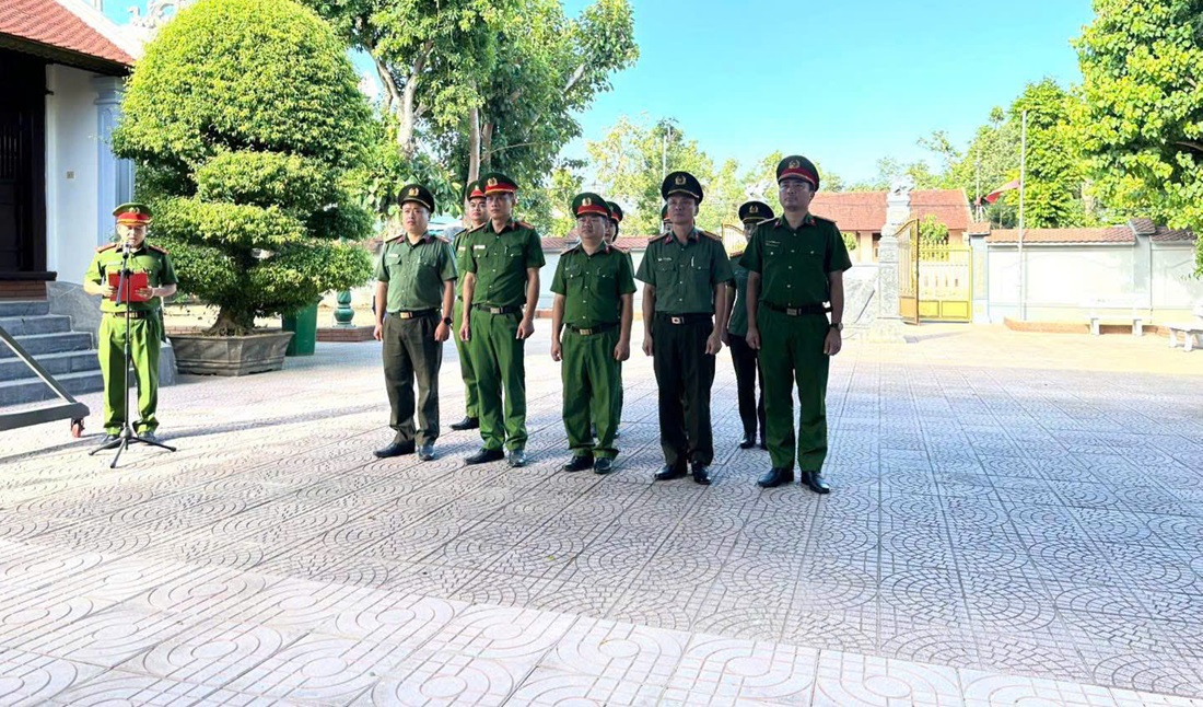 Công an xã Hưng Nguyên dâng hoa, dâng hương tại Nhà tưởng niệm Bộ trưởng Trần Quốc Hoàn