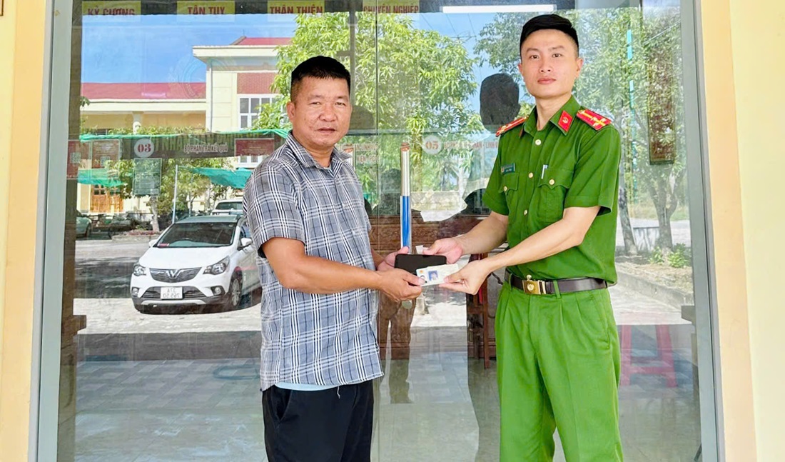 Công an xã Thần Lĩnh trao trả tài sản cho anh Bạch Trung Kiên
